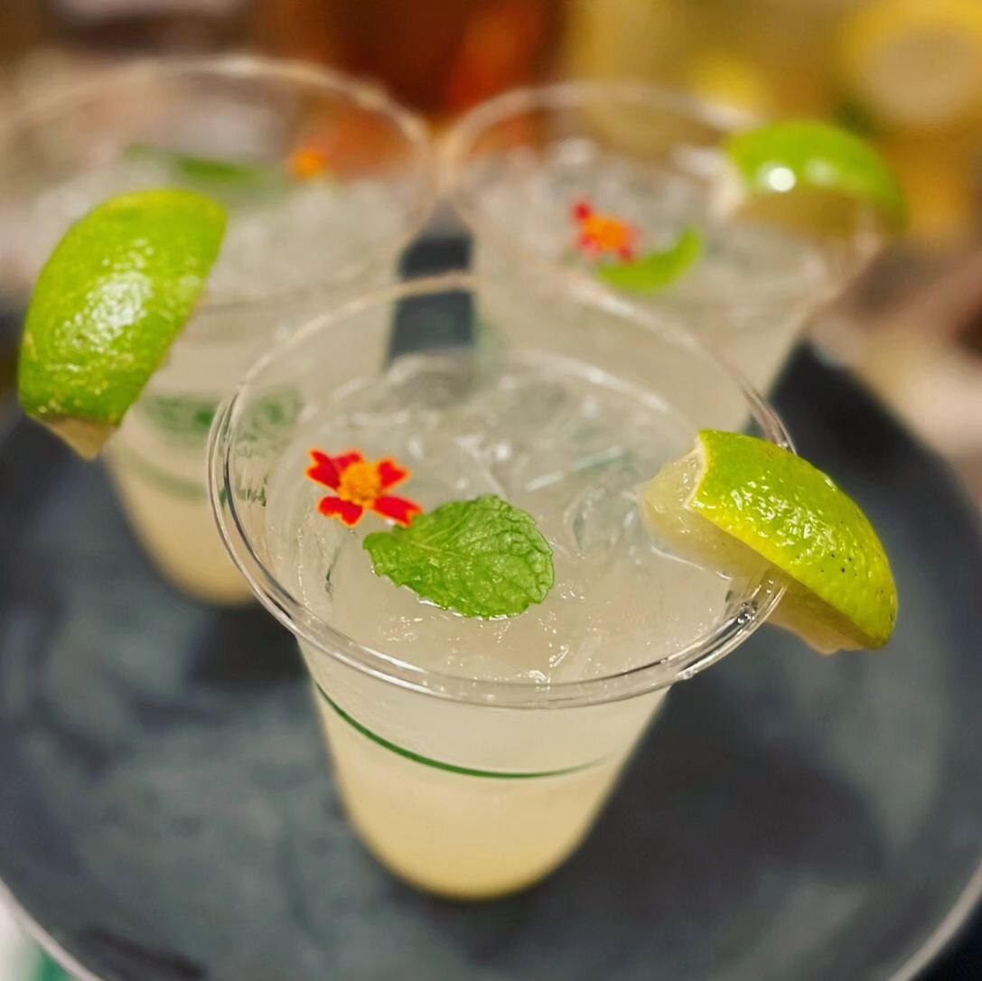 Saltless Sea edible flowers out in the world before the frost takes them out. Thanks @atlillisbar !
.
.
.
#edibleflowers #edibleflower #urbanfarm #flowercocktail